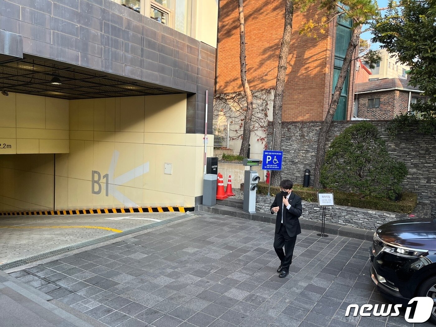 본문 이미지 - 차인혁 CJ올리브네트웍스 대표이사가 차량에서 내린 뒤 빈소로 들어가고 있다. ⓒ News1 신민경 기자