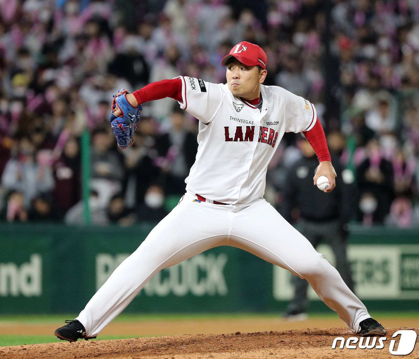 7일 오후 인천시 미추홀구 SSG 랜더스필드에서 열린 프로야구 &#39;2022 신한은행 SOL KBO 포스트시즌&#39; 한국시리즈 5차전 키움 히어로즈와 SSG 랜더스의 경기, SSG 김택형이 8회초 등판해 힘차게 공을 던지고 있다. 2022.11.7/뉴스1 ⓒ News1 김진환 기자