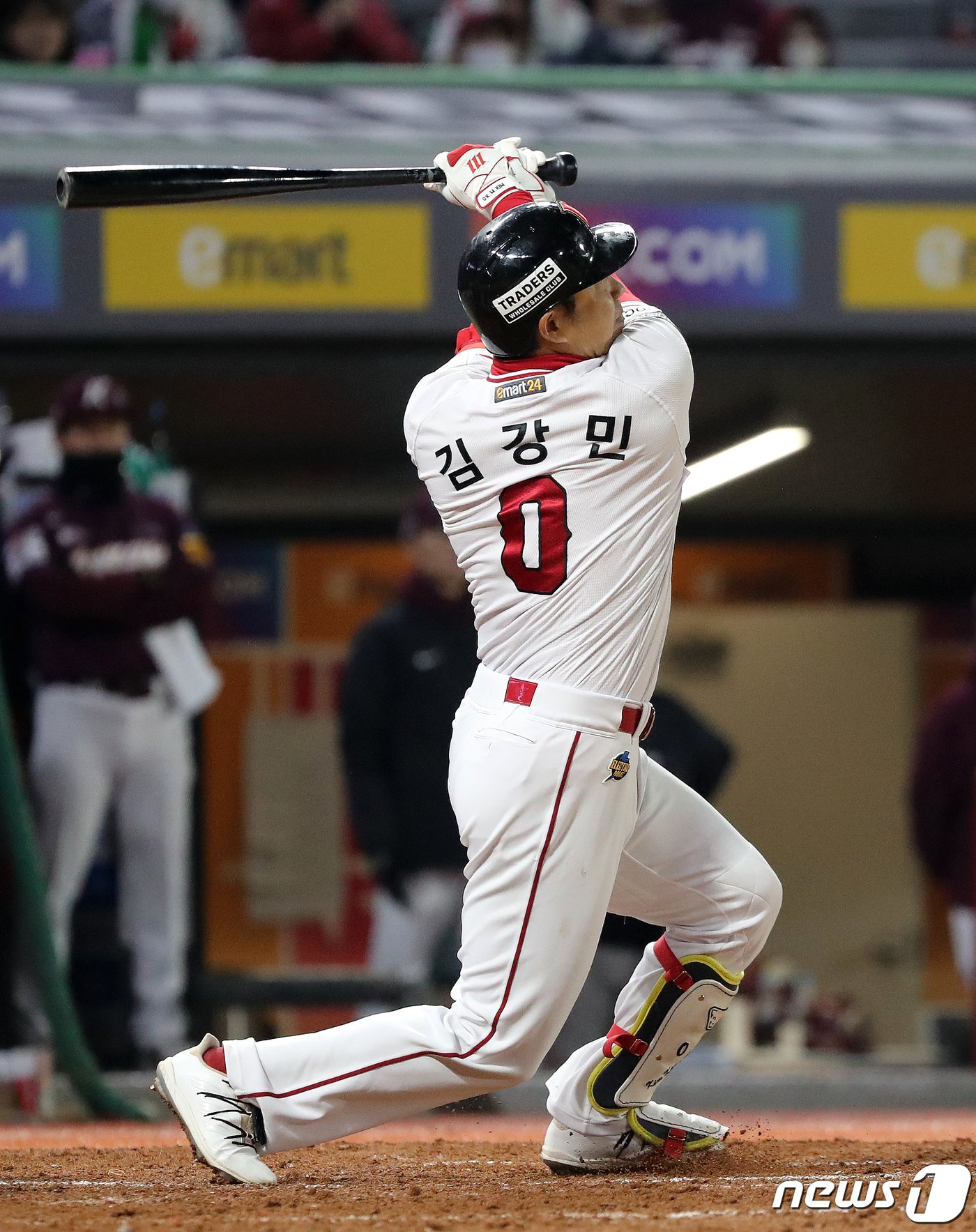 7일 오후 인천시 미추홀구 SSG 랜더스필드에서 열린 프로야구 &#39;2022 신한은행 SOL KBO 포스트시즌&#39; 한국시리즈 5차전 키움 히어로즈와 SSG 랜더스의 경기, SSG 김강민이 9회말 무사 1,3루 상황에서 끝내기 홈런을 치고 있다. 2022.11.7/뉴스1 ⓒ News1 김진환 기자