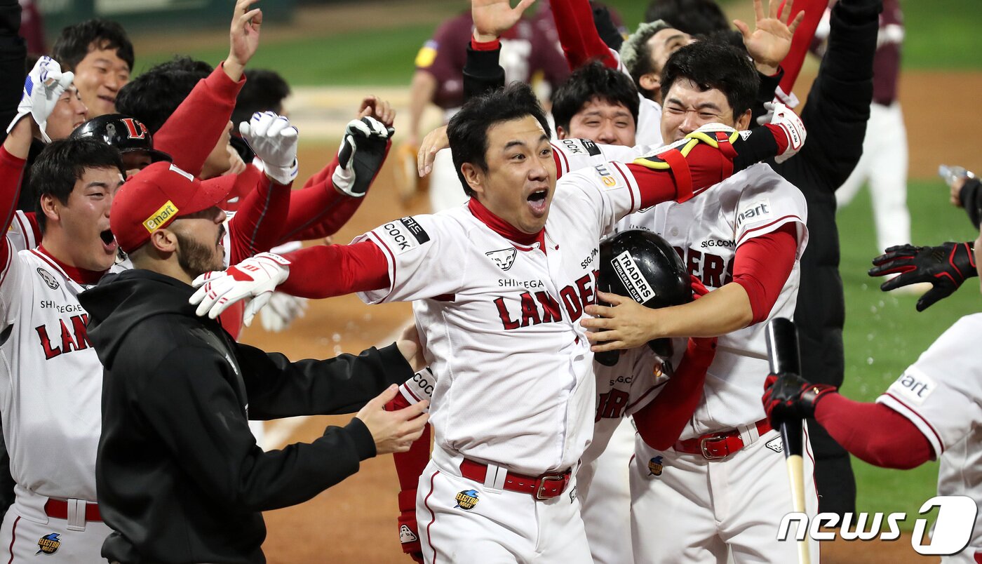 본문 이미지 - 7일 오후 인천시 미추홀구 SSG 랜더스필드에서 열린 프로야구 &#39;2022 신한은행 SOL KBO 포스트시즌&#39; 한국시리즈 5차전 키움 히어로즈와 SSG 랜더스의 경기에서 9회말 무사 주자 1, 3루 상황 SSG 김강민이 역전 끝내기 홈런을 친 뒤 동료들과 기쁨을 나누고 있다. 2022.11.7/뉴스1 ⓒ News1 박지혜 기자