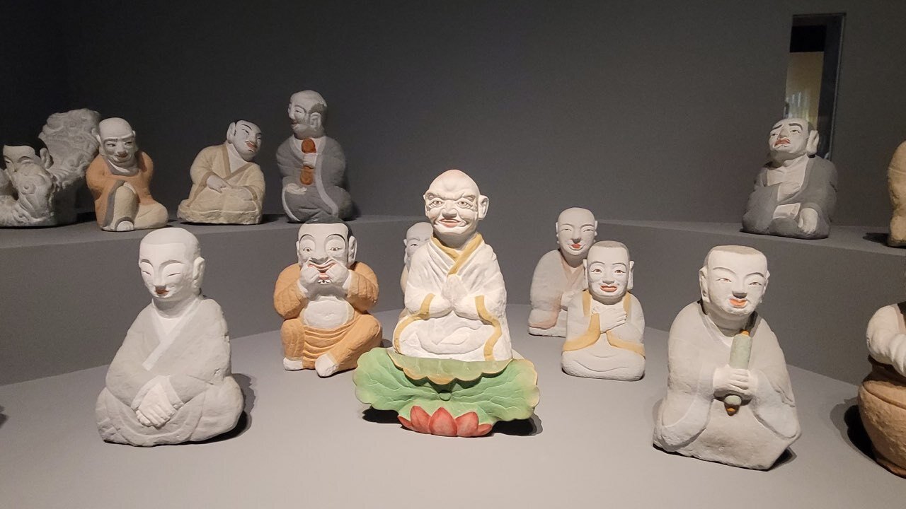 본문 이미지 - '거조사 석조오백나한상' 전시 모습. (국립대구박물관 제공)