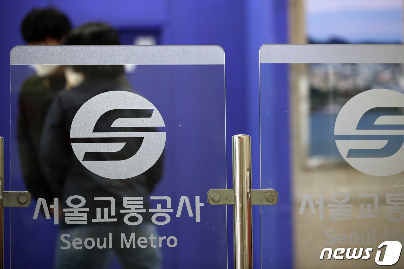 본문 이미지 -  사진은 8일 경찰청 특별수사본부가 압수수색을 진행하고 있는 서울 성동구 서울교통공사. 2022.11.8/뉴스1 ⓒ News1 이승배 기자