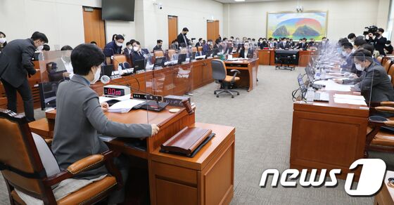 8일 서울 여의도 국회에서 열린 정무위원회 제13차 전체회의에서 백혜련 위원장에 의사봉을 두드리고 있다. 2022.11.8/뉴스1 © News1 허경 기자