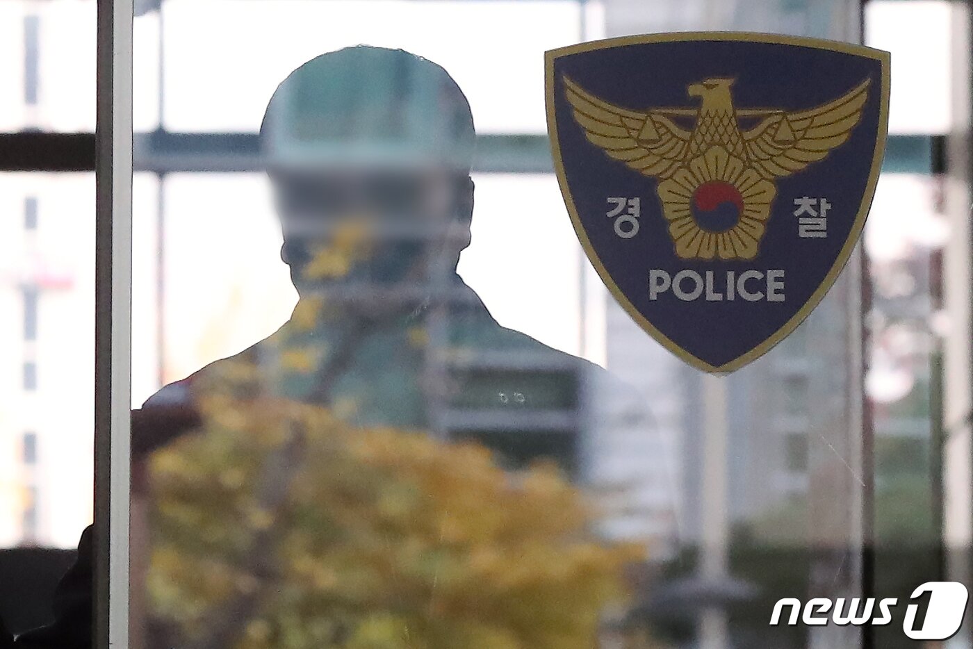 본문 이미지 - 이태원 참사를 수사 중인 경찰청 특별수사본부(특수본)가 8일 경찰청장실과 서울경찰청장실, 서울 용산경찰서장실, 용산구청장실 등에 대한 압수수색을 시작했다. 8일 오전 서울 종로구 서울경찰청 로비에서 경찰 관계자들이 오가고 있다. 2022.11.8/뉴스1 ⓒ News1 민경석 기자