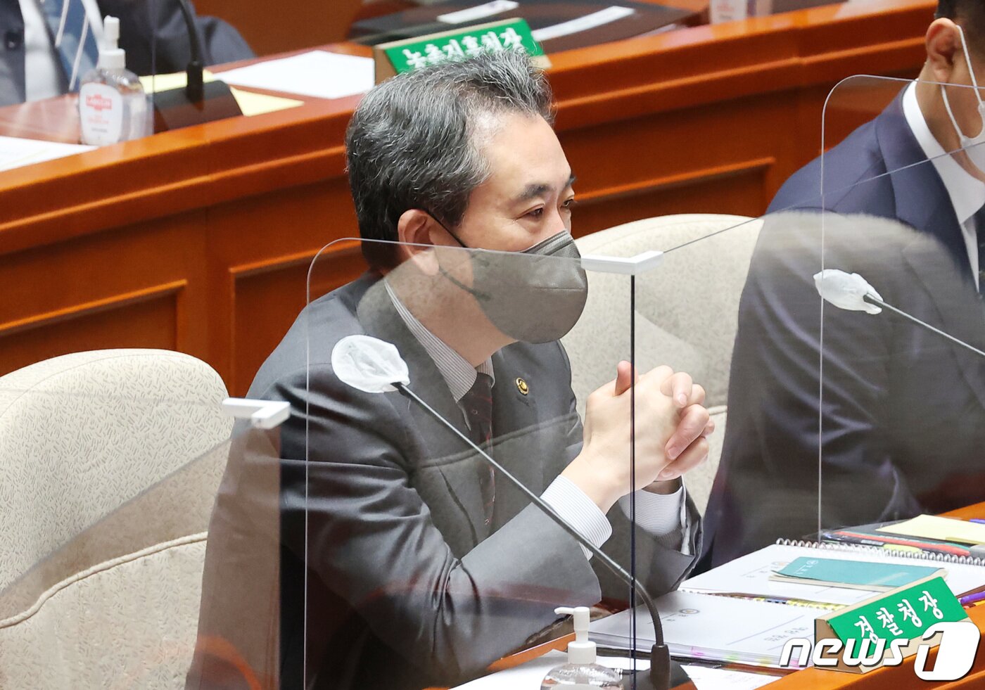본문 이미지 - 윤희근 경찰청장이 8일 서울 여의도 국회에서 열린 예산결산특별위원회 전체회의에 자리하고 있다. 이태원 참사를 수사 중인 경찰청 특별수사본부는 이날 경찰청장실과 서울경찰청장실, 서울 용산경찰서장실, 용산구청장실 등을 압수수색했다. 2022.11.8/뉴스1 ⓒ News1 조태형 기자