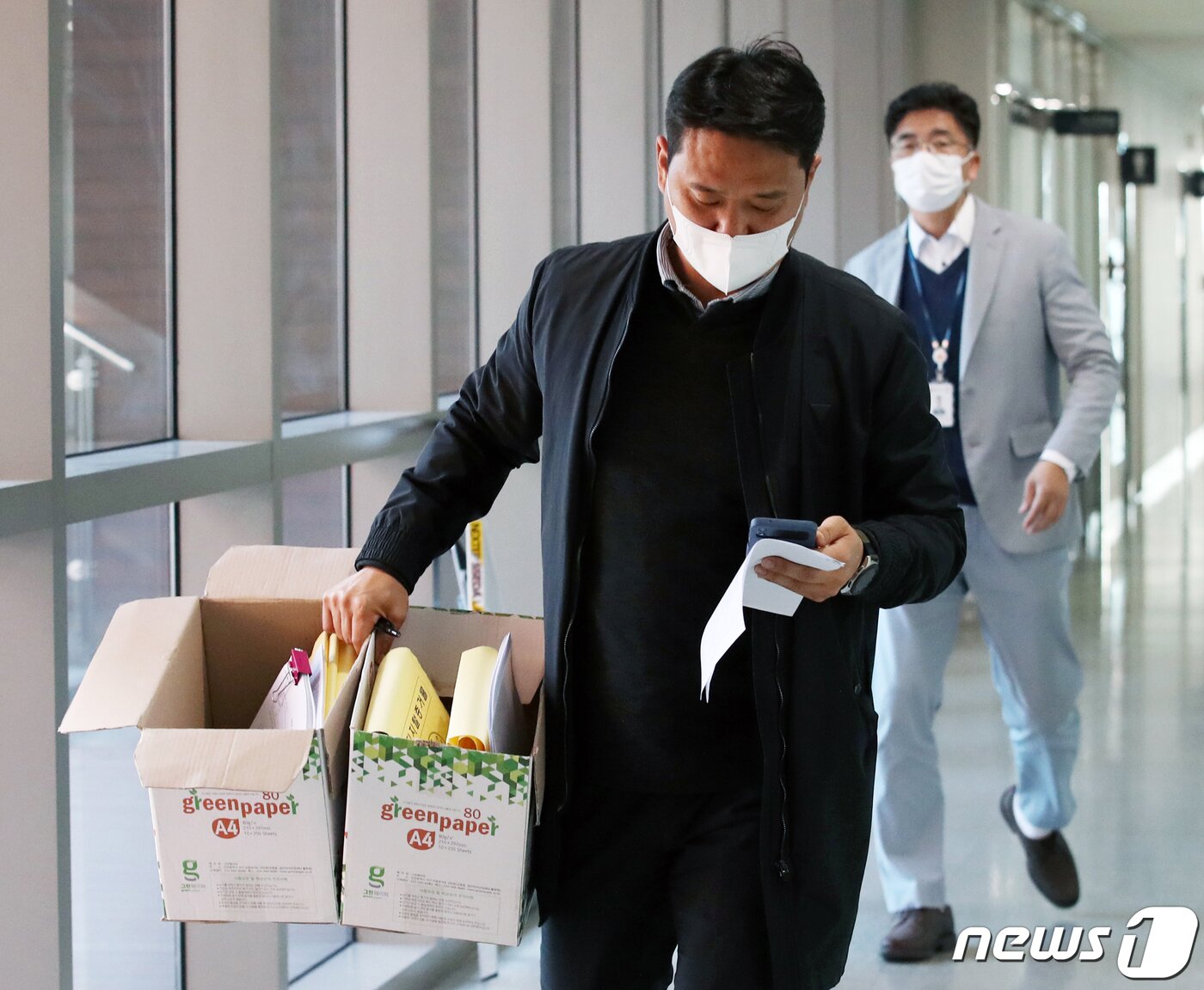 본문 이미지 - 경찰청 특수수사본부 관계자들이 8일 서울 용산구 용산구청장실에서 '이태원 참사' 원인 규명을 위한 압수수색에서 압수품을 들고 이동하고 있다. 2022.11.8/뉴스1 ⓒ News1 송원영 기자