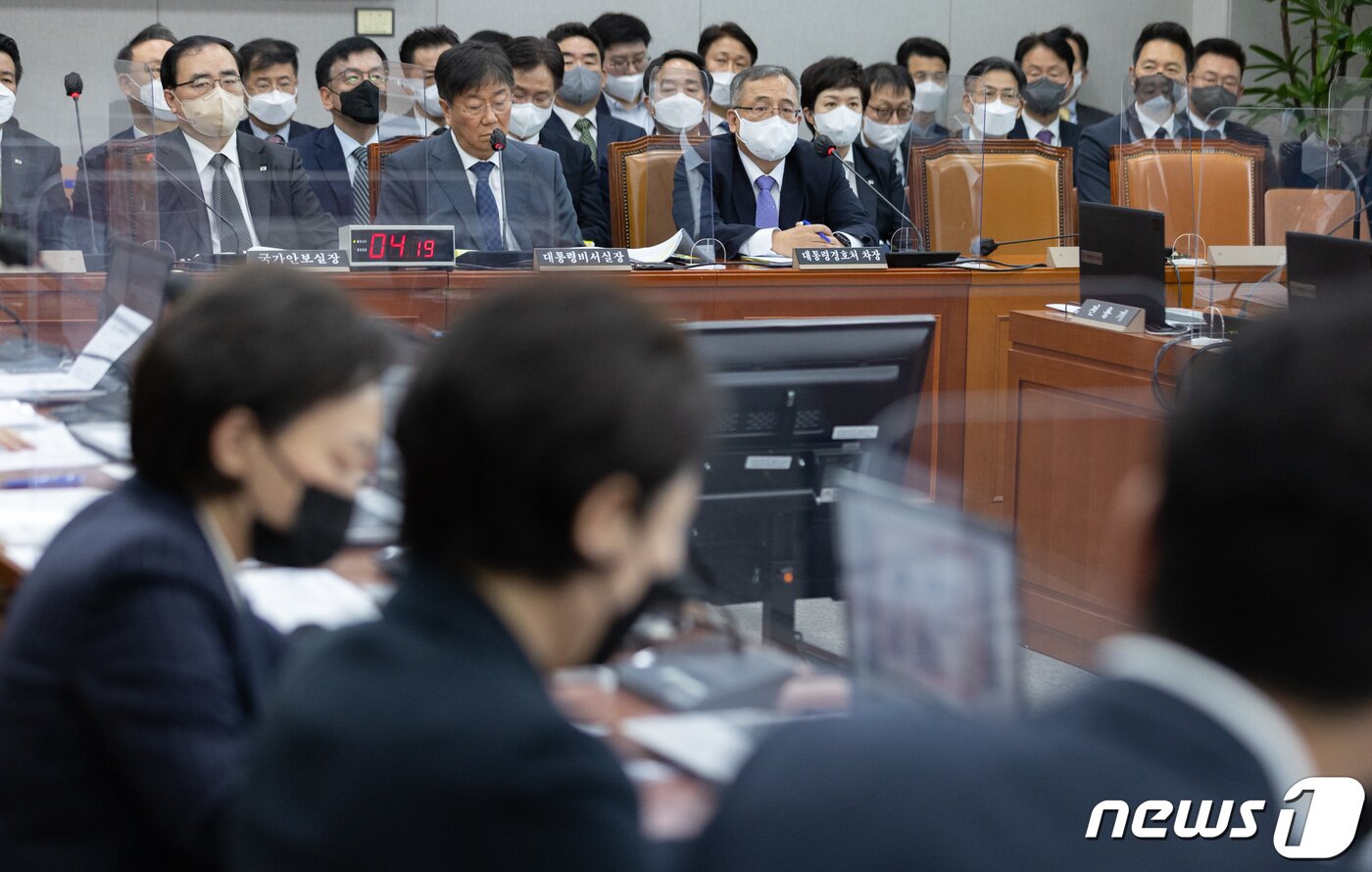 본문 이미지 - 김종철 대통령 경호처 차장이 8일 오전 서울 여의도 국회에서 열린 운영위원회의 대통령비서실·국가안보실·대통령 경호처에 대한 국정감사에서 의원 질의에 답변하고 있다. 2022.11.8/뉴스1 ⓒ News1 이재명 기자