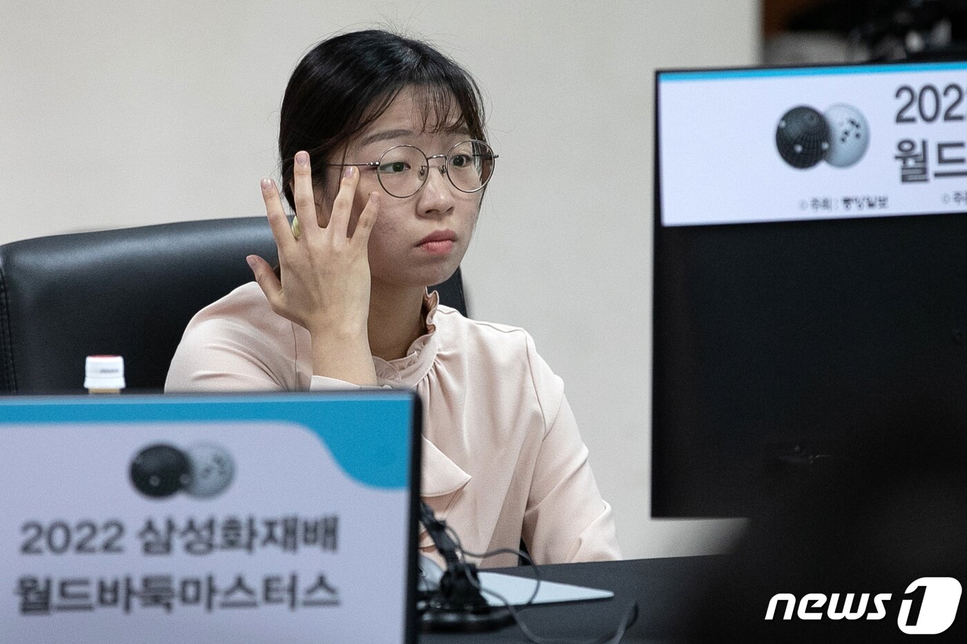 본문 이미지 - 최정 9단이 8일 오후 서울 성동구 한국기원에서 열린 2022 삼성화재배 월드바둑마스터스 결승 3번기 2국 경기에서 신진서 9단을 상대로 경기를 펼치고 있다. 2022.11.8/뉴스1 ⓒ News1 이승배 기자