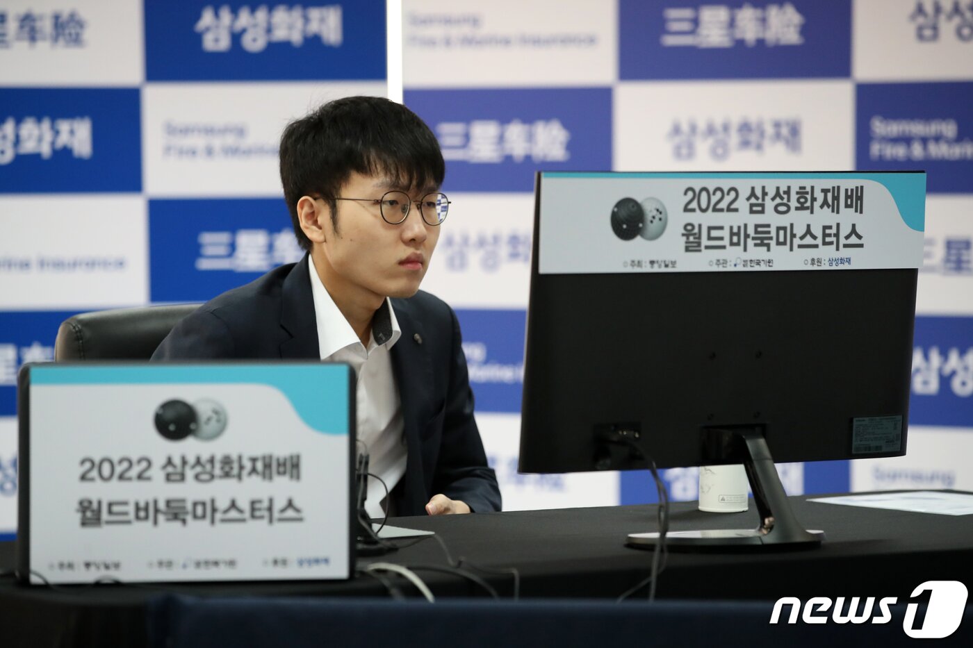 본문 이미지 - 신진서 9단이 8일 오후 서울 성동구 한국기원에서 열린 2022 삼성화재배 월드바둑마스터스 결승 3번기 2국 경기에서 최정 9단을 상대로 경기를 펼치고 있다. 2022.11.8/뉴스1 ⓒ News1 이승배 기자