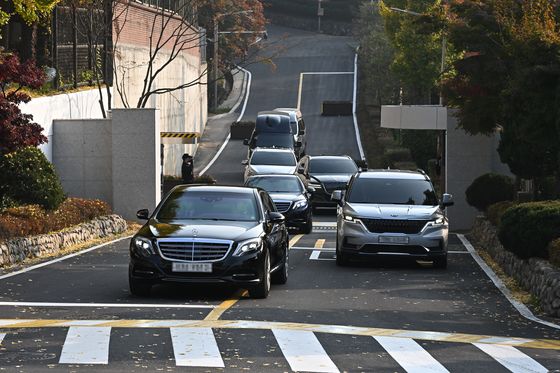 尹 '가짜 출근' 정황…경찰청 블라인드 "속 시원, 직원까지 속이며 생쇼"