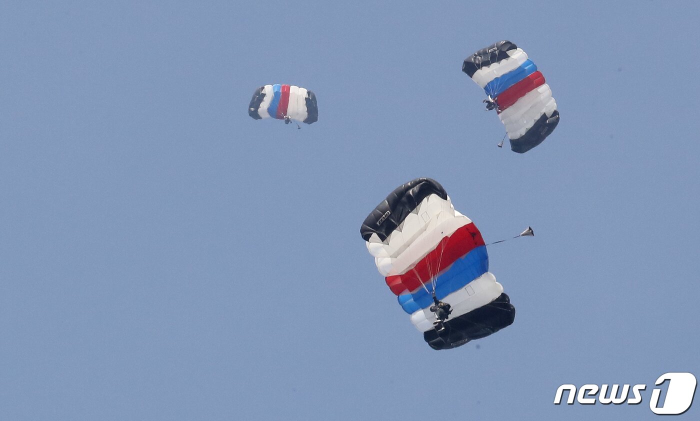 본문 이미지 - 8일 경기 하남시 특전사 고공강하 훈련장에서 열린 특수전사령관배 고공강하 경연대회에 참가한 특수전사령부 대원이 착륙지점을 향해 정밀강하 하고 있다. 2022.11.8/뉴스1 ⓒ News1 장수영 기자