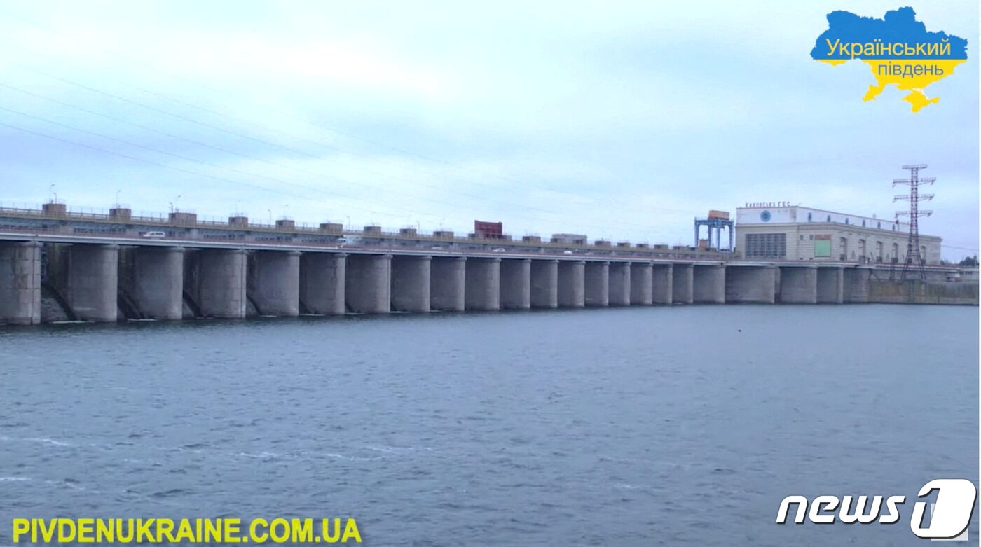 본문 이미지 - 우크라이나 남부 헤르손 주(州)의 노바카호프카 수력발전소 댐의 모습. 2022.11.06/뉴스1 ⓒ 로이터=뉴스1 ⓒ News1 김민수 기자