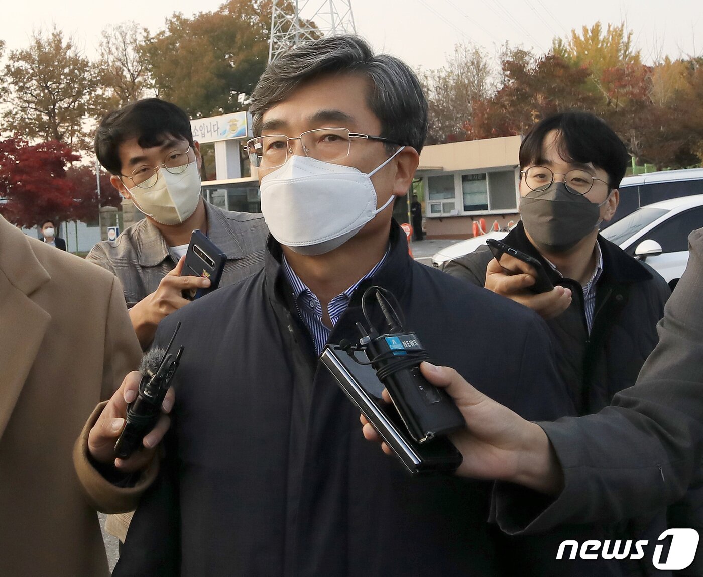 본문 이미지 - 서해 공무원 피격 사건 관련해 정보를 삭제한 혐의 등으로 구속된 서욱 전 국방부 장관이 8일 오후 경기도 의왕시 서울구치소를 나서며 취재진의 질문을 받고 있다. 2022.11.8/뉴스1 ⓒ News1 구윤성 기자
