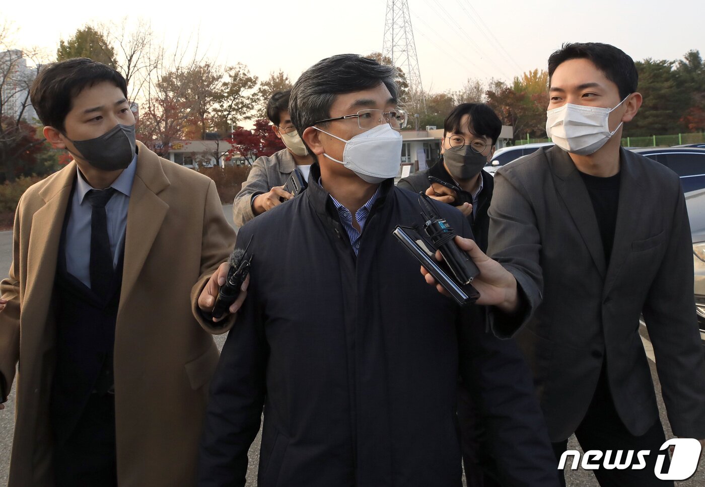 본문 이미지 - 서해 공무원 피격 사건 관련해 정보를 삭제한 혐의 등으로 구속된 서욱 전 국방부 장관이 8일 오후 경기도 의왕시 서울구치소를 나서고 있다.  2022.11.8/뉴스1 ⓒ News1 구윤성 기자