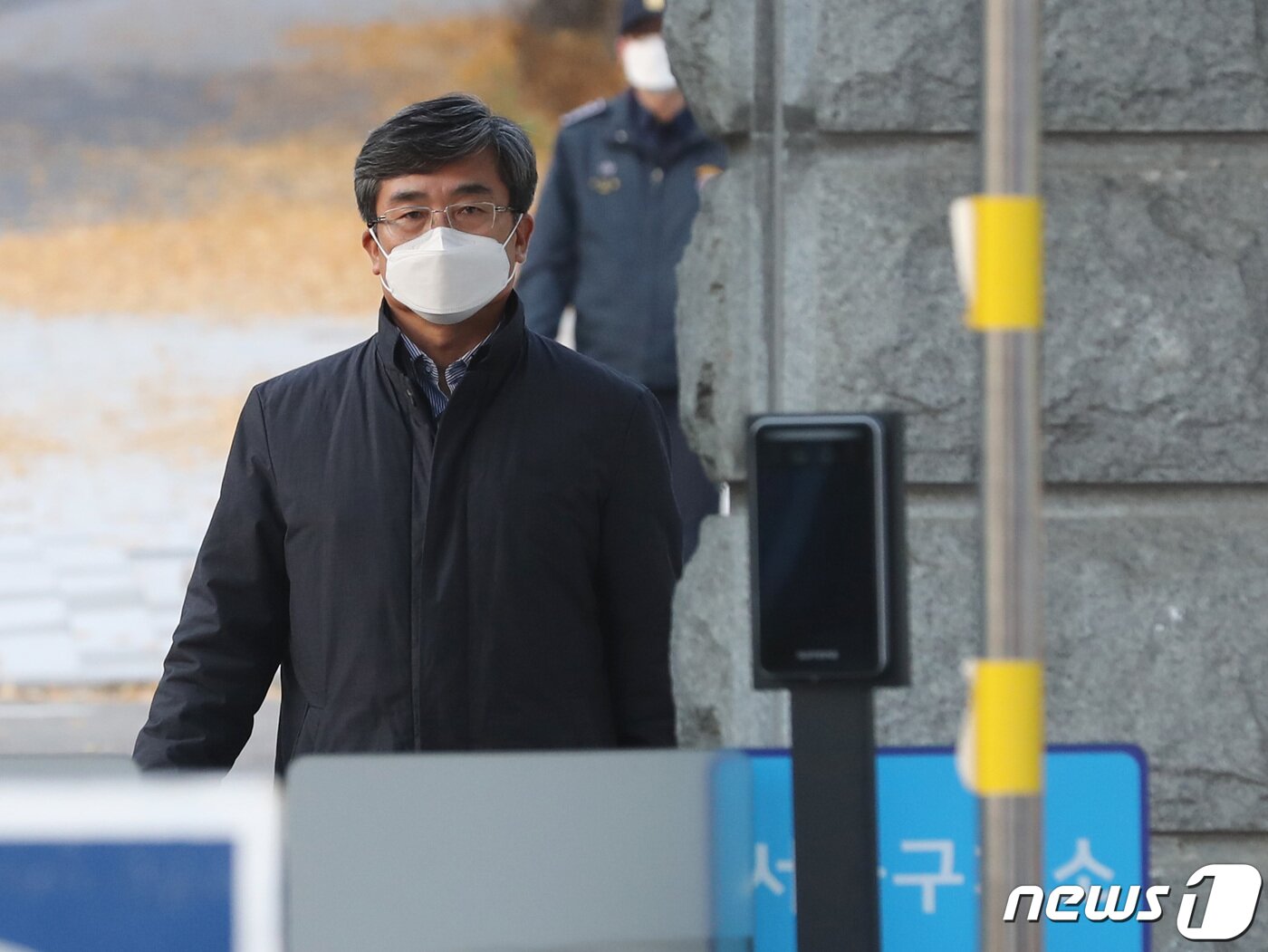 본문 이미지 - 서해 공무원 피격 사건 관련해 정보를 삭제한 혐의 등으로 구속된 서욱 전 국방부 장관이 8일 오후 경기도 의왕시 서울구치소를 나서고 있다. 2022.11.8/뉴스1 ⓒ News1 구윤성 기자