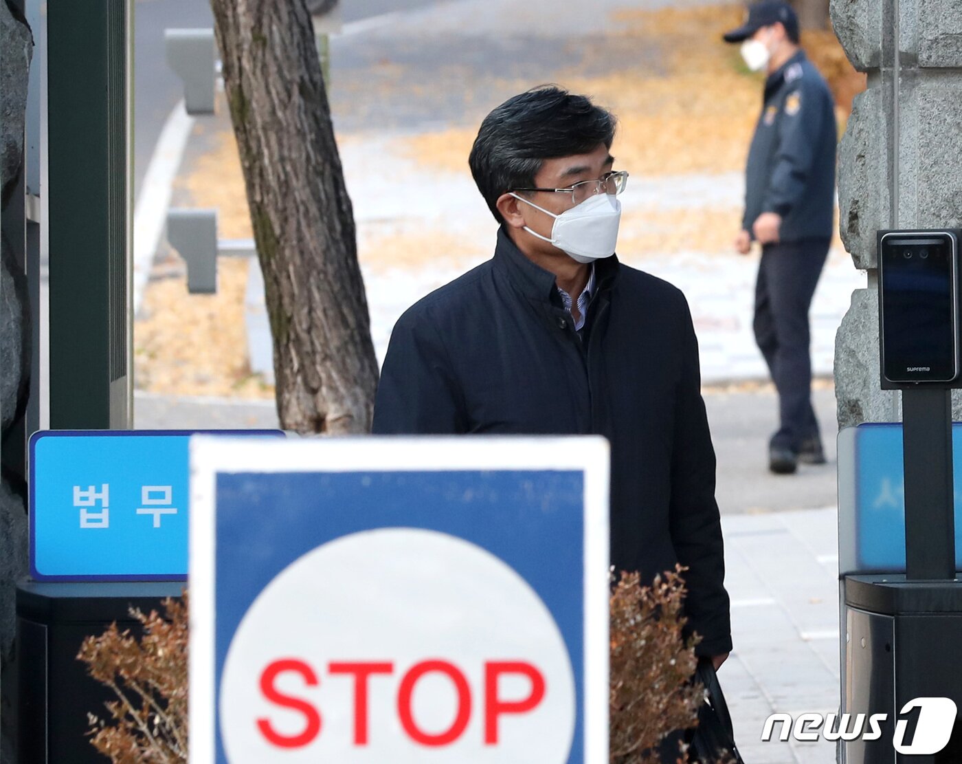 본문 이미지 - 서해 공무원 피격 사건 관련해 정보를 삭제한 혐의 등으로 구속된 서욱 전 국방부 장관이 8일 오후 경기도 의왕시 서울구치소를 나서고 있다.  2022.11.8/뉴스1 ⓒ News1 구윤성 기자
