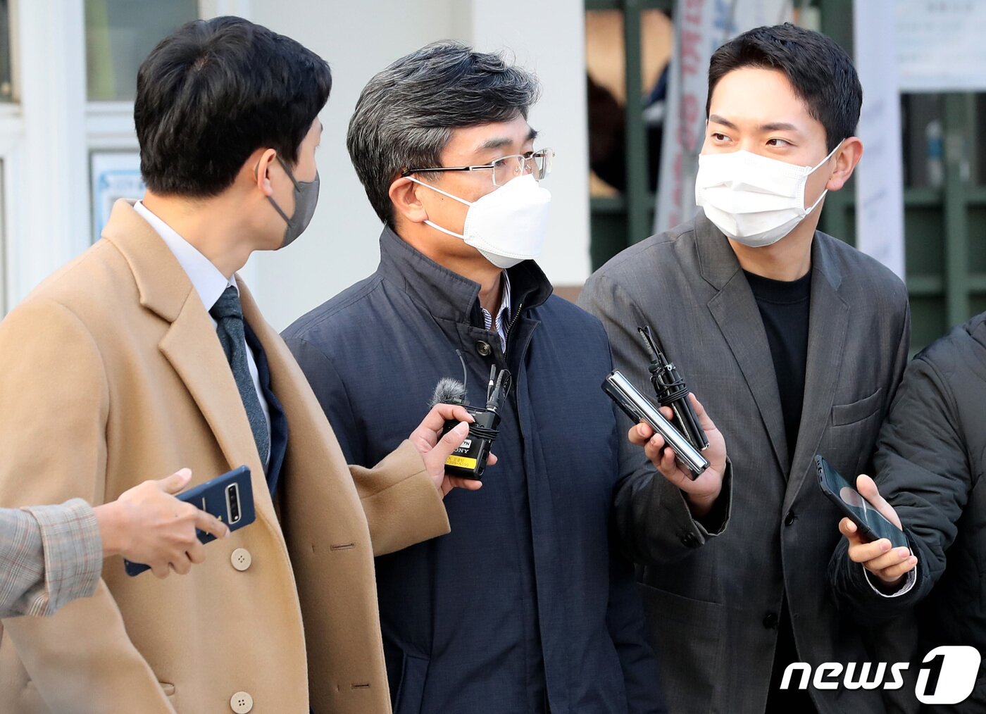 본문 이미지 - 서해 공무원 피격 사건 관련해 정보를 삭제한 혐의 등으로 구속된 서욱 전 국방부 장관이 8일 오후 경기도 의왕시 서울구치소에서 나와 취재진의 질문 공세를 받고 있다. 2022.11.8/뉴스1 ⓒ News1 구윤성 기자