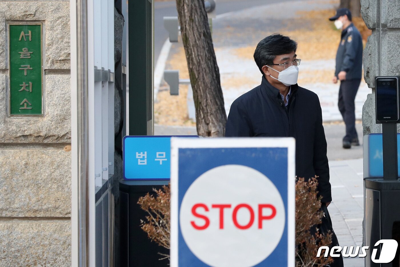 본문 이미지 - 서해 공무원 피격 사건 관련해 정보를 삭제한 혐의 등으로 구속된 서욱 전 국방부 장관이 8일 오후 경기도 의왕시 서울구치소를 나서고 있다.  2022.11.8/뉴스1 ⓒ News1 구윤성 기자