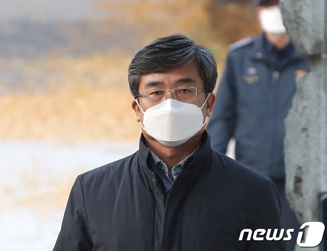 본문 이미지 - 서해 공무원 피격 사건 관련해 정보를 삭제한 혐의 등으로 구속된 서욱 전 국방부 장관이 8일 오후 경기도 의왕시 서울구치소를 나서고 있다. 2022.11.8/뉴스1 ⓒ News1 구윤성 기자