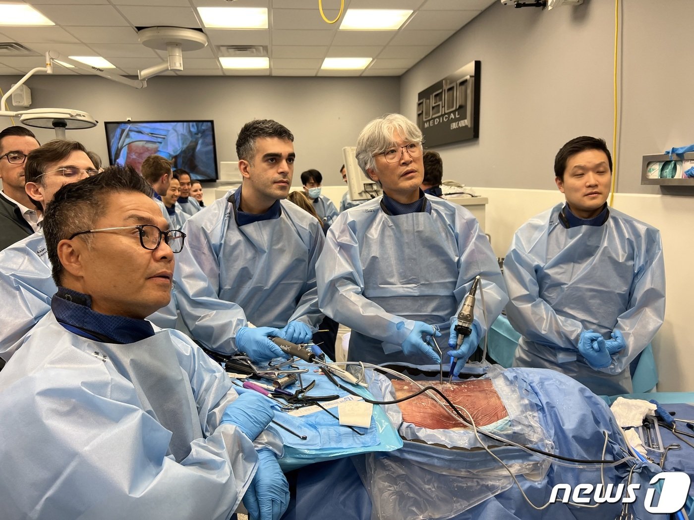 본문 이미지 - 박철웅 박사가 지난 9월 미국 뉴욕대 의과대학에서 양방향 척추 내시경 수술을 시연하는 모습. &#40;대전우리병원 제공&#41; /뉴스1