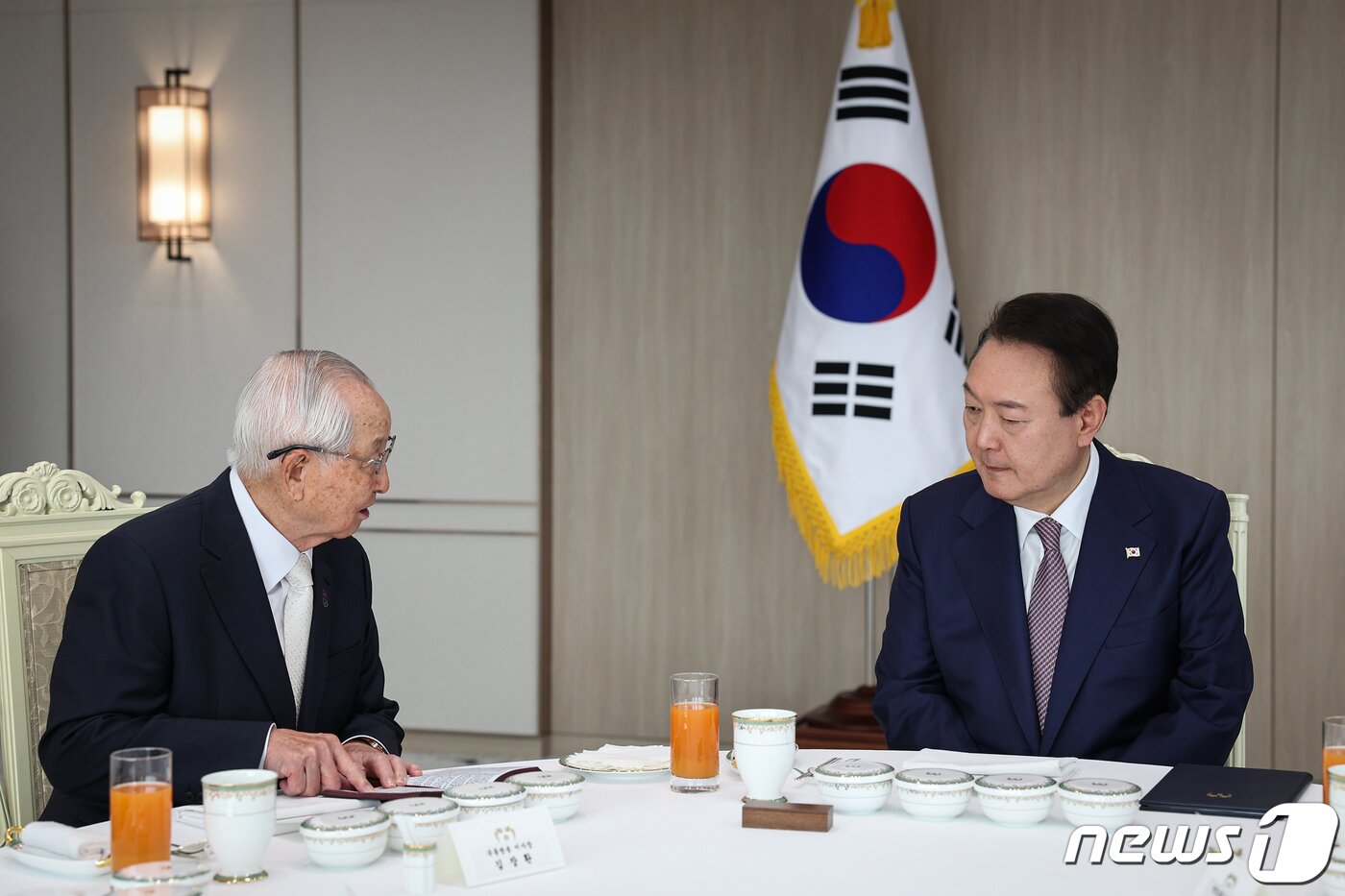 본문 이미지 - 윤석열 전 대통령과 극동방송 이사장 김장환 목사. 2022.11.8/뉴스1 ⓒ News1 오대일 기자(대통령실 제공)