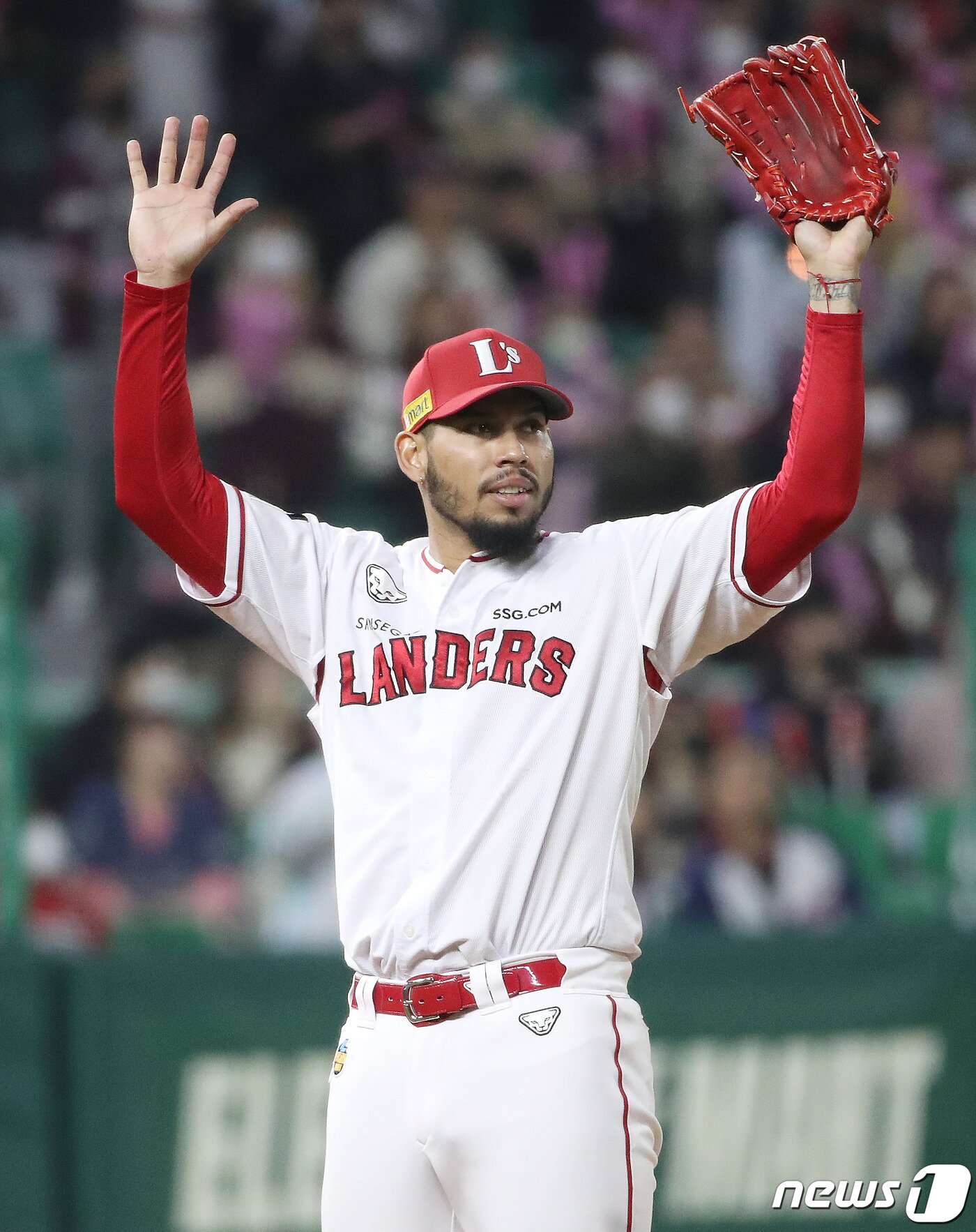 본문 이미지 - 8일 오후 인천시 미추홀구 SSG 랜더스필드에서 열린 프로야구 '2022 신한은행 SOL KBO 포스트시즌' 한국시리즈 6차전 키움 히어로즈와 SSG 랜더스의 경기 3회초 1사 주자 없는 상황에서 SSG 선발 폰트가 키움 이정후를 우익수 파울 플라이 아웃으로 잡아낸 뒤 기뻐하고 있다. 2022.11.8/뉴스1 ⓒ News1 임세영 기자