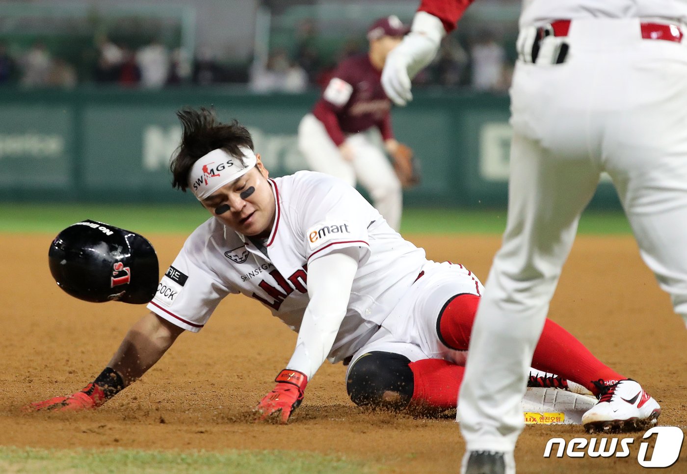 8일 오후 인천시 미추홀구 SSG 랜더스필드에서 열린 프로야구 &#39;2022 신한은행 SOL KBO 포스트시즌&#39; 한국시리즈 6차전 키움 히어로즈와 SSG 랜더스의 경기, SSG 추신수가 3회말 1사 1루에서 최지훈의 안타 때 3루까지 쇄도해 세이프 되고 있다. 2022.11.8/뉴스1 ⓒ News1 김진환 기자