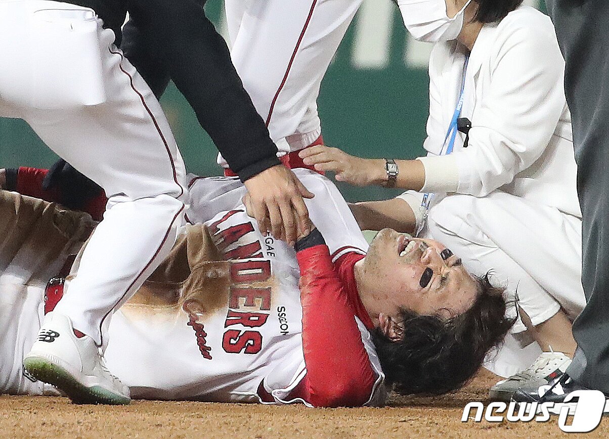 본문 이미지 - 8일 오후 인천시 미추홀구 SSG 랜더스필드에서 열린 프로야구 '2022 신한은행 SOL KBO 포스트시즌' 한국시리즈 6차전 키움 히어로즈와 SSG 랜더스의 경기 3회말 2사 1루 상황 SSG 라가레스의 투수앞 땅볼 때 1루주자 한유섬이 3루까지 진루 후 부상으로 고통을 호소하고 있다. 2022.11.8/뉴스1 ⓒ News1 임세영 기자