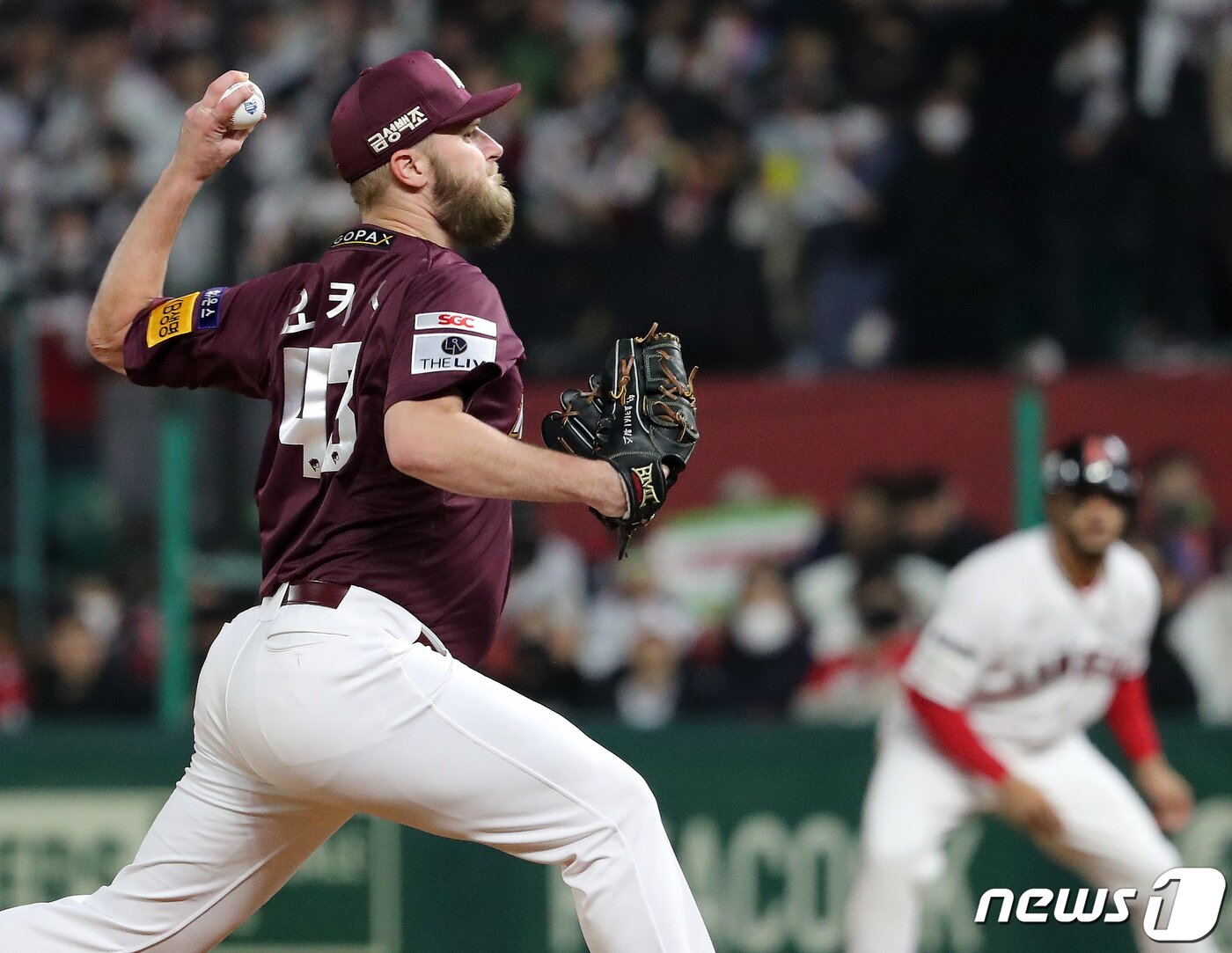 본문 이미지 - 8일 오후 인천시 미추홀구 SSG 랜더스필드에서 열린 프로야구 '2022 신한은행 SOL KBO 포스트시즌' 한국시리즈 6차전 키움 히어로즈와 SSG 랜더스의 경기, 키움 두 번째 투수 요키시가 6회말 등판해 힘차게 공을 던지고 있다. 2022.11.8/뉴스1 ⓒ News1 김진환 기자