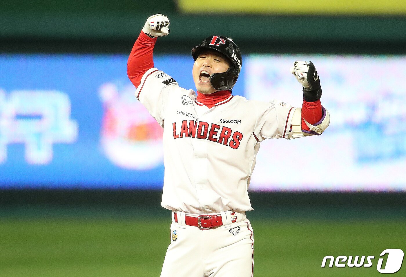 본문 이미지 - 8일 오후 인천시 미추홀구 SSG 랜더스필드에서 열린 프로야구 '2022 신한은행 SOL KBO 포스트시즌' 한국시리즈 6차전 키움 히어로즈와 SSG 랜더스의 경기 6회말 1사 2,3루 상황 SSG 김성현이 키움 요키시를 상대로 역전 2타점 적시 2루타를 치고 환호하고 있다. 2022.11.8/뉴스1 ⓒ News1 임세영 기자