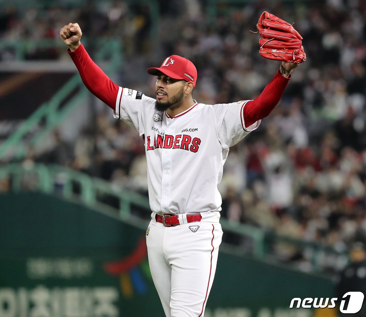 본문 이미지 - 8일 오후 인천시 미추홀구 SSG 랜더스필드에서 열린 프로야구 '2022 신한은행 SOL KBO 포스트시즌' 한국시리즈 6차전 키움 히어로즈와 SSG 랜더스의 경기, SSG 선발 폰트가 7회초 1사 키움 이용규의 파울 타구를 유격수 박성한이 잡아내자 환호하고 있다. 2022.11.8/뉴스1 ⓒ News1 김진환 기자