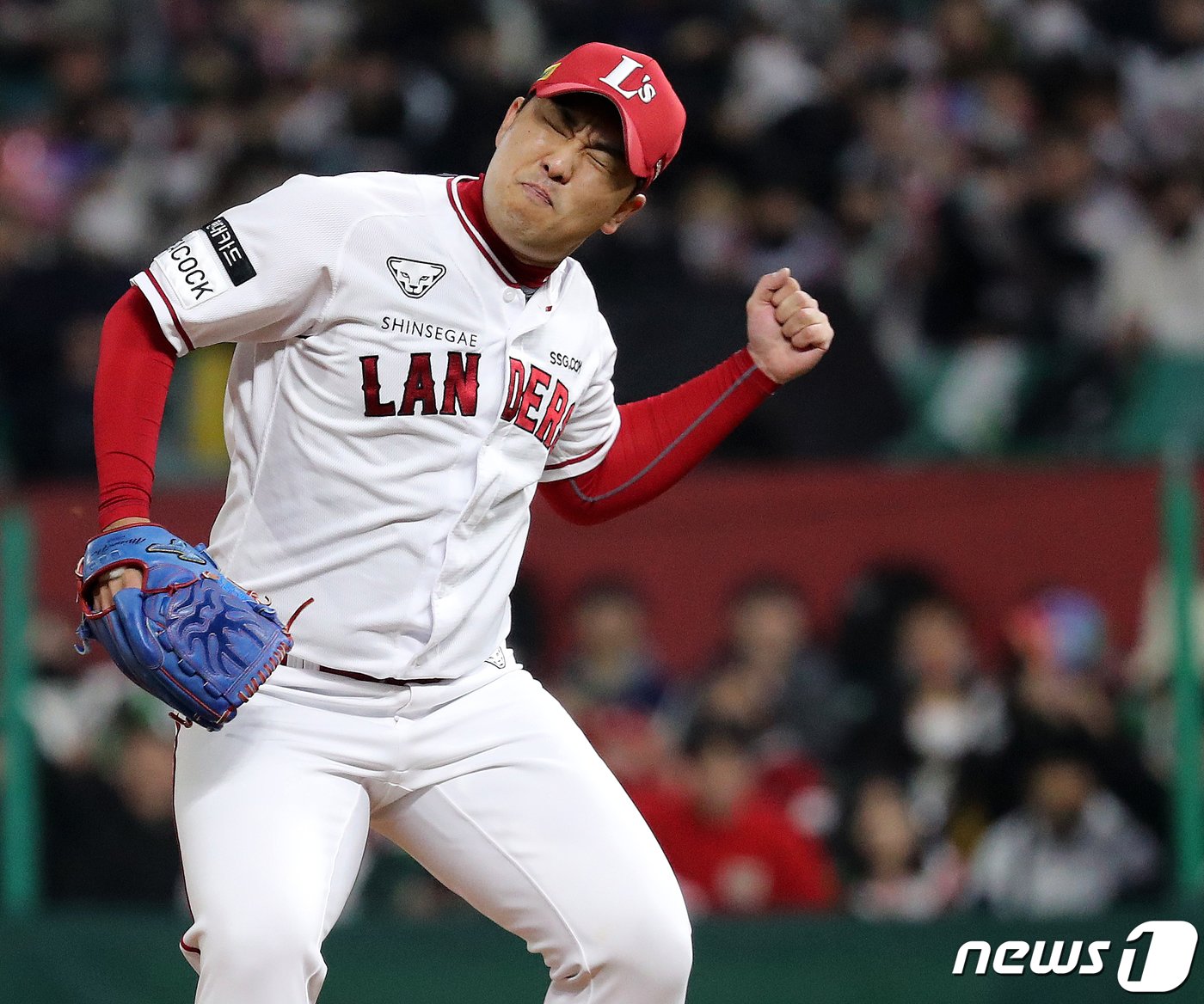 8일 오후 인천시 미추홀구 SSG 랜더스필드에서 열린 프로야구 &#39;2022 신한은행 SOL KBO 포스트시즌&#39; 한국시리즈 6차전 키움 히어로즈와 SSG 랜더스의 경기, SSG 두 번째 투수 김택형이 8회초 2사 키움 이정후를 삼진으로 잡아낸 후 포효하고 있다. 2022.11.8/뉴스1 ⓒ News1 김진환 기자