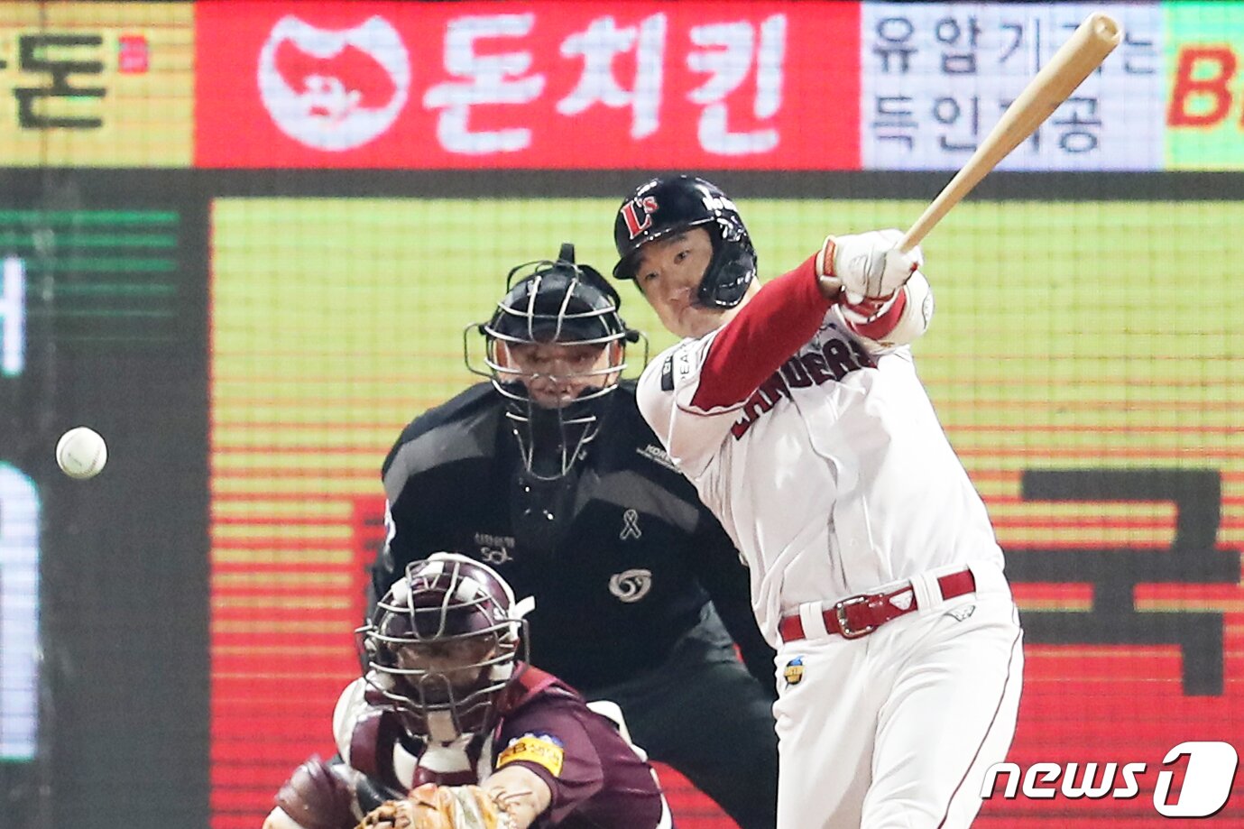 본문 이미지 - 8일 오후 인천시 미추홀구 SSG 랜더스필드에서 열린 프로야구 '2022 신한은행 SOL KBO 포스트시즌' 한국시리즈 6차전 키움 히어로즈와 SSG 랜더스의 경기 8회말 2사 주자 없는 상황에서 SSG 오태곤이 안타를 치고 있다. 2022.11.8/뉴스1 ⓒ News1 민경석 기자