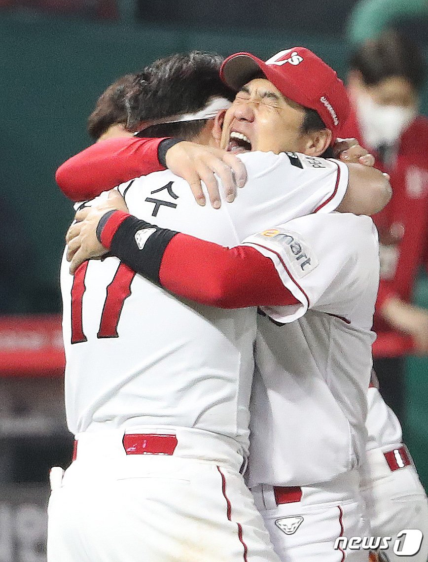 8일 오후 인천시 미추홀구 SSG 랜더스필드에서 열린 프로야구 &#39;2022 신한은행 SOL KBO 포스트시즌&#39; 한국시리즈 6차전 키움 히어로즈와 SSG 랜더스의 경기에서 4대3으로 승리하며 우승을 차지한 SSG 추신수와 김강민이 포옹을 하고 있다. 2022.11.8/뉴스1 ⓒ News1 임세영 기자