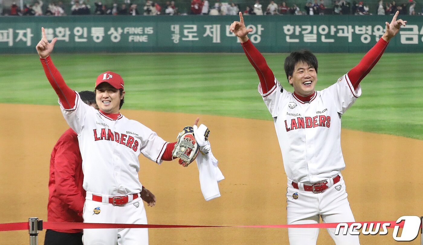 본문 이미지 - 8일 오후 인천시 미추홀구 SSG 랜더스필드에서 열린 프로야구 '2022 신한은행 SOL KBO 포스트시즌' 한국시리즈 6차전 키움 히어로즈와 SSG 랜더스의 경기에서 4대3으로 승리하며 우승을 차지한 SSG 김광현과 최정이 환호하고 있다. 2022.11.8/뉴스1 ⓒ News1 임세영 기자