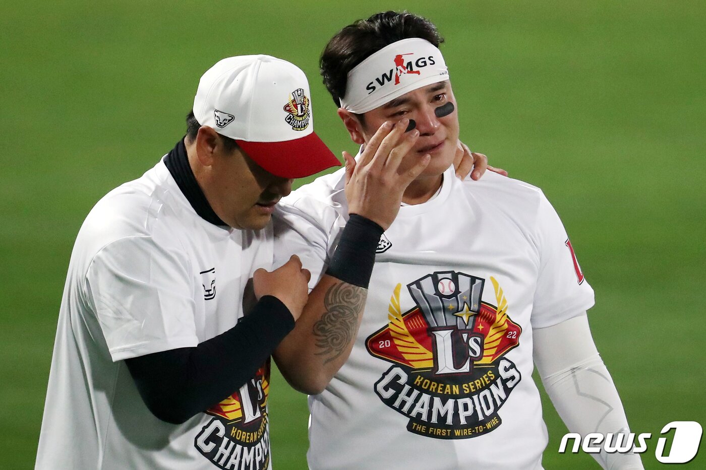 본문 이미지 - 추신수&#40;오른쪽&#41;는 2022년 SSG 랜더스의 통합 우승에 힘을 보탰다. 뉴스1 DB ⓒ News1 민경석 기자