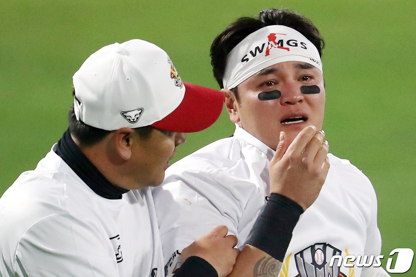 본문 이미지 - 8일 오후 인천시 미추홀구 SSG 랜더스필드에서 열린 프로야구 '2022 신한은행 SOL KBO 포스트시즌' 한국시리즈 6차전 키움 히어로즈와 SSG 랜더스의 경기에서 SSG 추신수가 4대3으로 승리해 우승을 확정지은 뒤 기쁨의 눈물을 흘리고 있다. 2022.11.8/뉴스1 ⓒ News1 민경석 기자