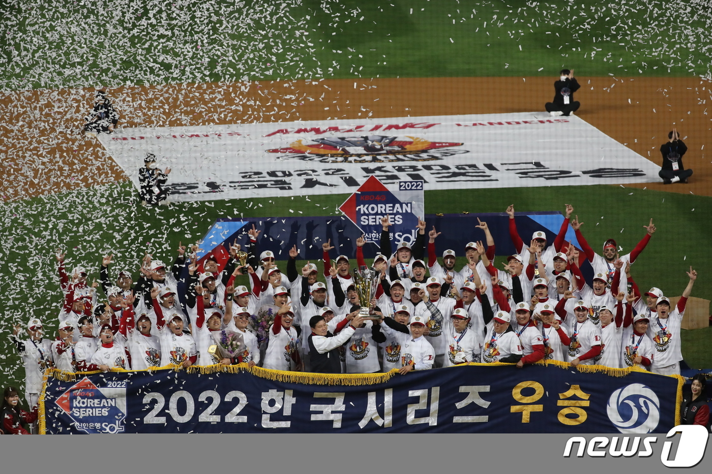 (인천=뉴스1) 황기선 기자 = 8일 오후 인천시 미추홀구 SSG 랜더스필드에서 열린 프로야구 '2022 신한은행 SOL KBO 포스트시즌' 한국시리즈 6차전 키움 히어로즈와 SS …