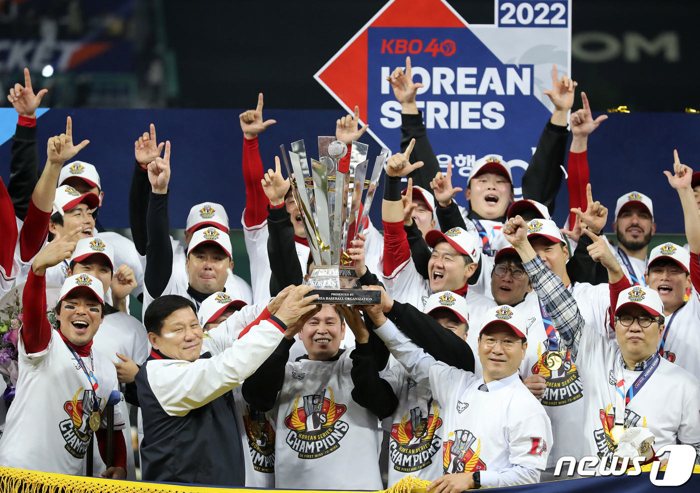 (인천=뉴스1) 김진환 기자 = 8일 오후 인천시 미추홀구 SSG 랜더스필드에서 열린 프로야구 '2022 신한은행 SOL KBO 포스트시즌' 한국시리즈 6차전 키움 히어로즈와 SS …