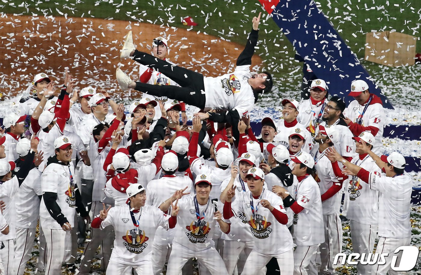 8일 오후 인천시 미추홀구 SSG 랜더스필드에서 열린 프로야구 &#39;2022 신한은행 SOL KBO 포스트시즌&#39; 한국시리즈 6차전 키움 히어로즈와 SSG 랜더스의 경기에서 4대3으로 승리하며 우승을 차지한 SSG 선수들이 정용진 신세계 부회장을 헹가래 치고 있다. 2022.11.8/뉴스1 ⓒ News1 황기선 기자