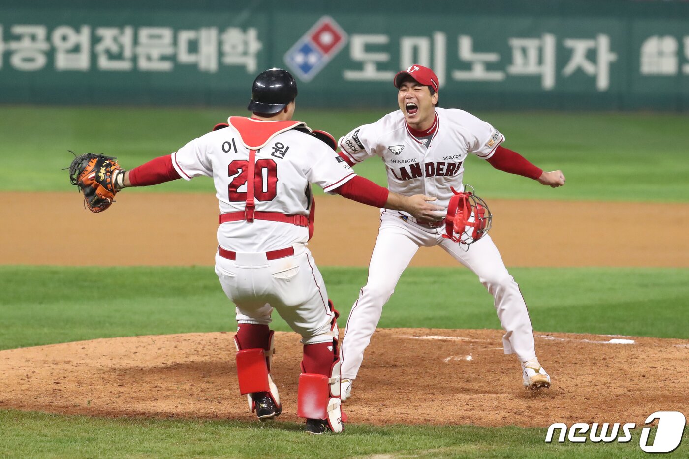 본문 이미지 - 8일 오후 인천시 미추홀구 SSG 랜더스필드에서 열린 프로야구 '2022 신한은행 SOL KBO 포스트시즌' 한국시리즈 6차전 키움 히어로즈와 SSG 랜더스의 경기에서 SSG 김광현과 이재원이 4대3으로 승리해 우승을 확정지은 뒤 기뻐하고 있다. 2022.11.8/뉴스1 ⓒ News1 황기선 기자