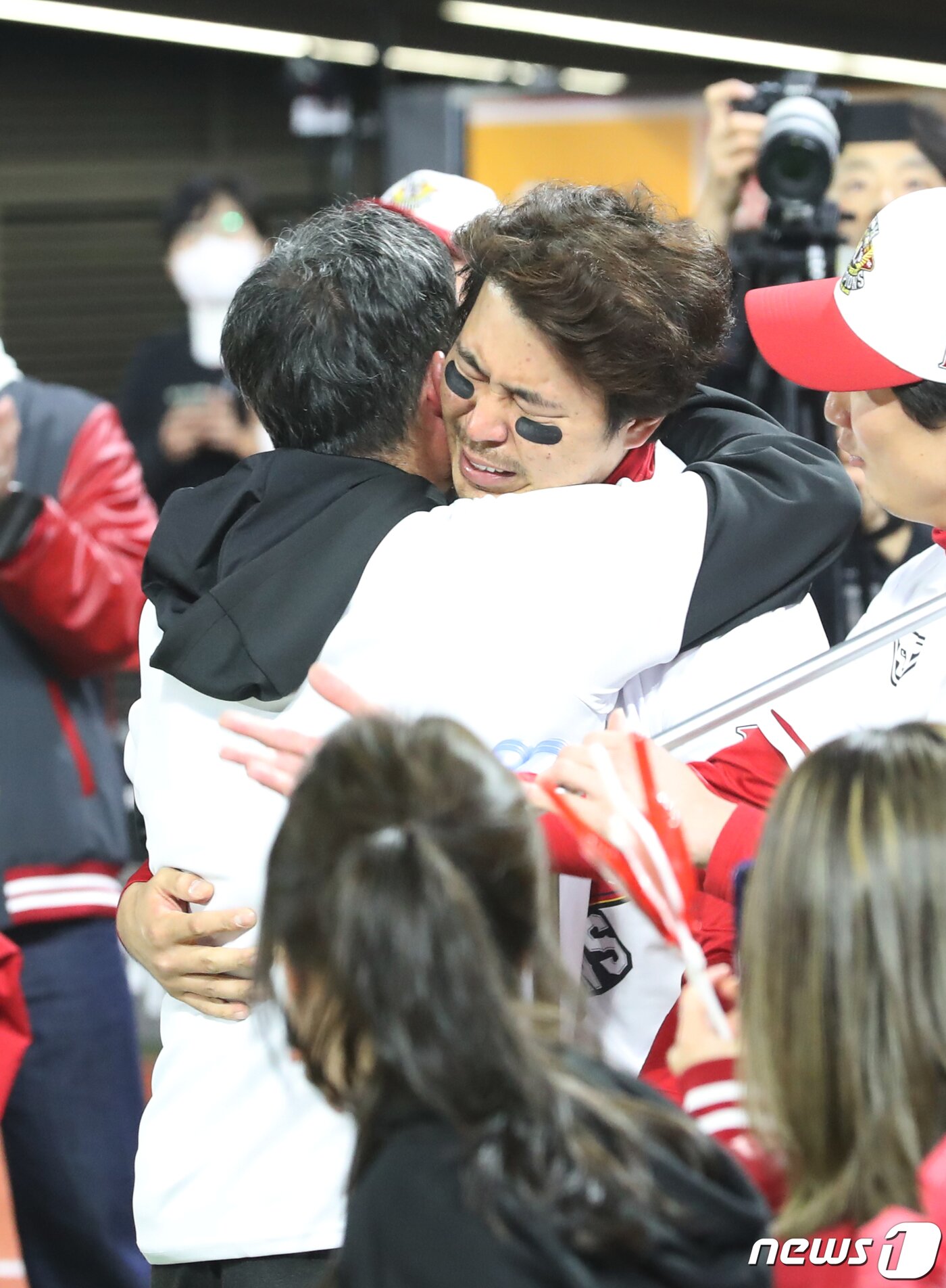 본문 이미지 - 8일 오후 인천시 미추홀구 SSG 랜더스필드에서 열린 프로야구 '2022 신한은행 SOL KBO 포스트시즌' 한국시리즈 6차전 키움 히어로즈와 SSG 랜더스의 경기에서 4대3으로 승리하며 우승을 차지한 정용진 SSG 랜더스 구단주가 부상으로 경기를 빠졌던 한유섬과 포옹을 나누고 있다. 2022.11.8/뉴스1 ⓒ News1 김진환 기자