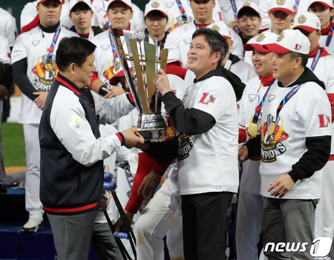 본문 이미지 - 8일 오후 인천시 미추홀구 SSG 랜더스필드에서 열린 프로야구 '2022 신한은행 SOL KBO 포스트시즌' 한국시리즈 6차전 키움 히어로즈와 SSG 랜더스의 경기에서 4대3으로 승리하며 우승을 차지한 정용진 SSG 랜더스 구단주가 허구연 KBO 총재에게 우승 트로피를 전달 받고 있다. 2022.11.8/뉴스1 ⓒ News1 김진환 기자