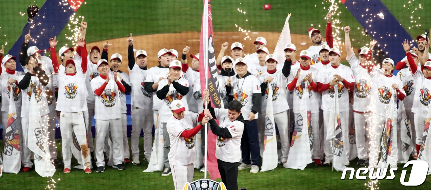 본문 이미지 - 8일 오후 인천시 미추홀구 SSG 랜더스필드에서 열린 프로야구 '2022 신한은행 SOL KBO 포스트시즌' 한국시리즈 6차전 키움 히어로즈와 SSG 랜더스의 경기에서 4대3으로 승리하며 우승을 차지한 SSG 정용진 구단주와 김강민 및 선수들이 랜딩 세리머니를 하고 있다. 2022.11.8/뉴스1 ⓒ News1 황기선 기자