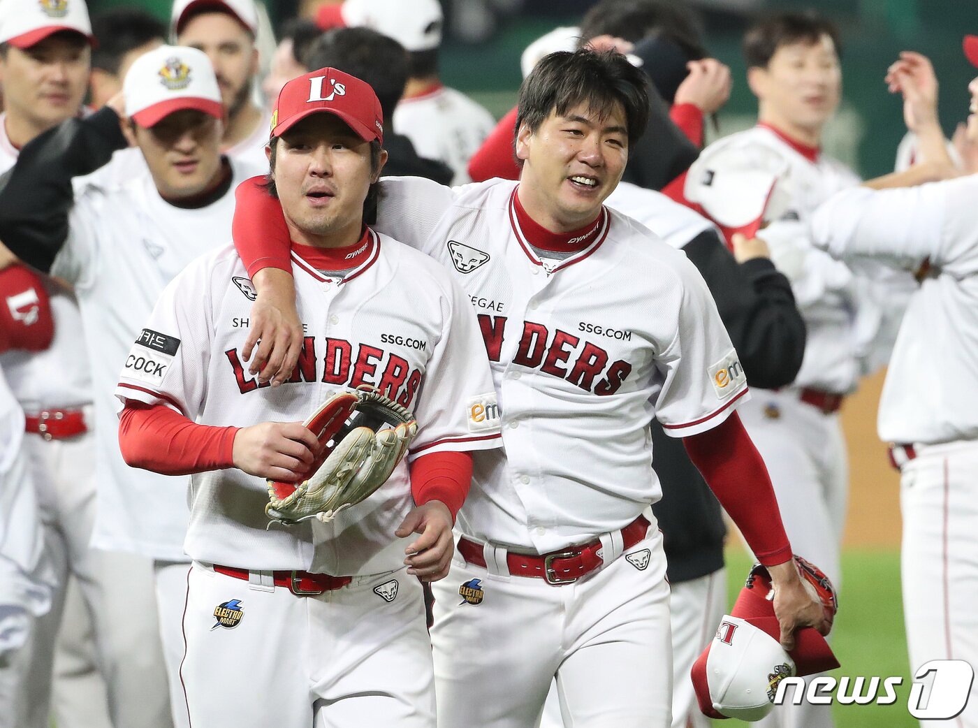 본문 이미지 - 8일 오후 인천시 미추홀구 SSG 랜더스필드에서 열린 프로야구 '2022 신한은행 SOL KBO 포스트시즌' 한국시리즈 6차전 키움 히어로즈와 SSG 랜더스의 경기에서 4대3으로 승리하며 우승을 차지한 SSG 김광현과 최정이 기뻐하고 있다. 2022.11.8/뉴스1 ⓒ News1 임세영 기자