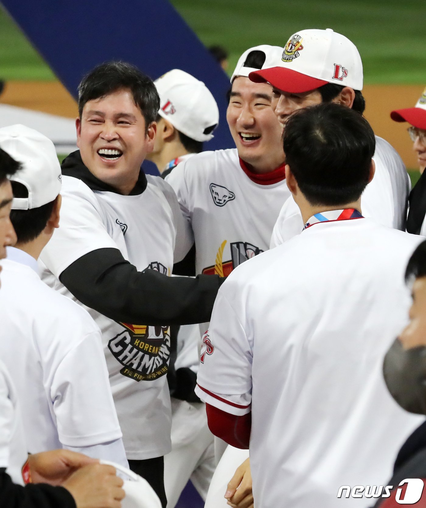 8일 오후 인천시 미추홀구 SSG 랜더스필드에서 열린 프로야구 &#39;2022 신한은행 SOL KBO 포스트시즌&#39; 한국시리즈 6차전 키움 히어로즈와 SSG 랜더스의 경기에서 4대3으로 승리하며 우승을 차지한 정용진 SSG 구단주와 오태곤, 이태양과 기쁨을 나누고 있다. 2022.11.8/뉴스1 ⓒ News1 김진환 기자