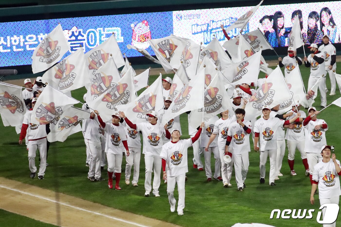 본문 이미지 - 8일 오후 인천시 미추홀구 SSG 랜더스필드에서 열린 프로야구 '2022 신한은행 SOL KBO 포스트시즌' 한국시리즈 6차전 키움 히어로즈와 SSG 랜더스의 경기에서 4대3으로 승리하며 우승을 차지한 SSG 선수들이 우승기를 흔들며 운동장을 돌고 있다. 2022.11.8/뉴스1 ⓒ News1 황기선 기자