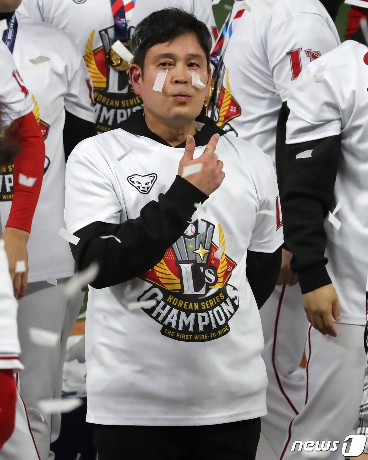 본문 이미지 - 8일 오후 인천시 미추홀구 SSG 랜더스필드에서 열린 프로야구 '2022 신한은행 SOL KBO 포스트시즌' 한국시리즈 6차전 키움 히어로즈와 SSG 랜더스의 경기에서 4대3으로 승리하며 우승을 차지한 정용진 SSG 구단주가 눈에 종이 꽃가루를 붙인 채 선수들과 대화를 나누고 있다. 2022.11.8/뉴스1 ⓒ News1 김진환 기자