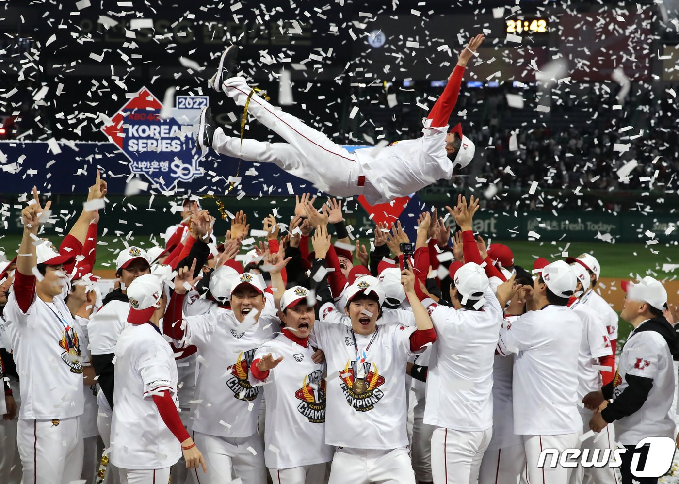 8일 오후 인천시 미추홀구 SSG 랜더스필드에서 열린 프로야구 &#39;2022 신한은행 SOL KBO 포스트시즌&#39; 한국시리즈 6차전 키움 히어로즈와 SSG 랜더스의 경기에서 4대3으로 승리하며 우승을 차지한 SSG 선수들이 김원형 감독을 헹가래 치고 있다. 2022.11.8/뉴스1 ⓒ News1 김진환 기자