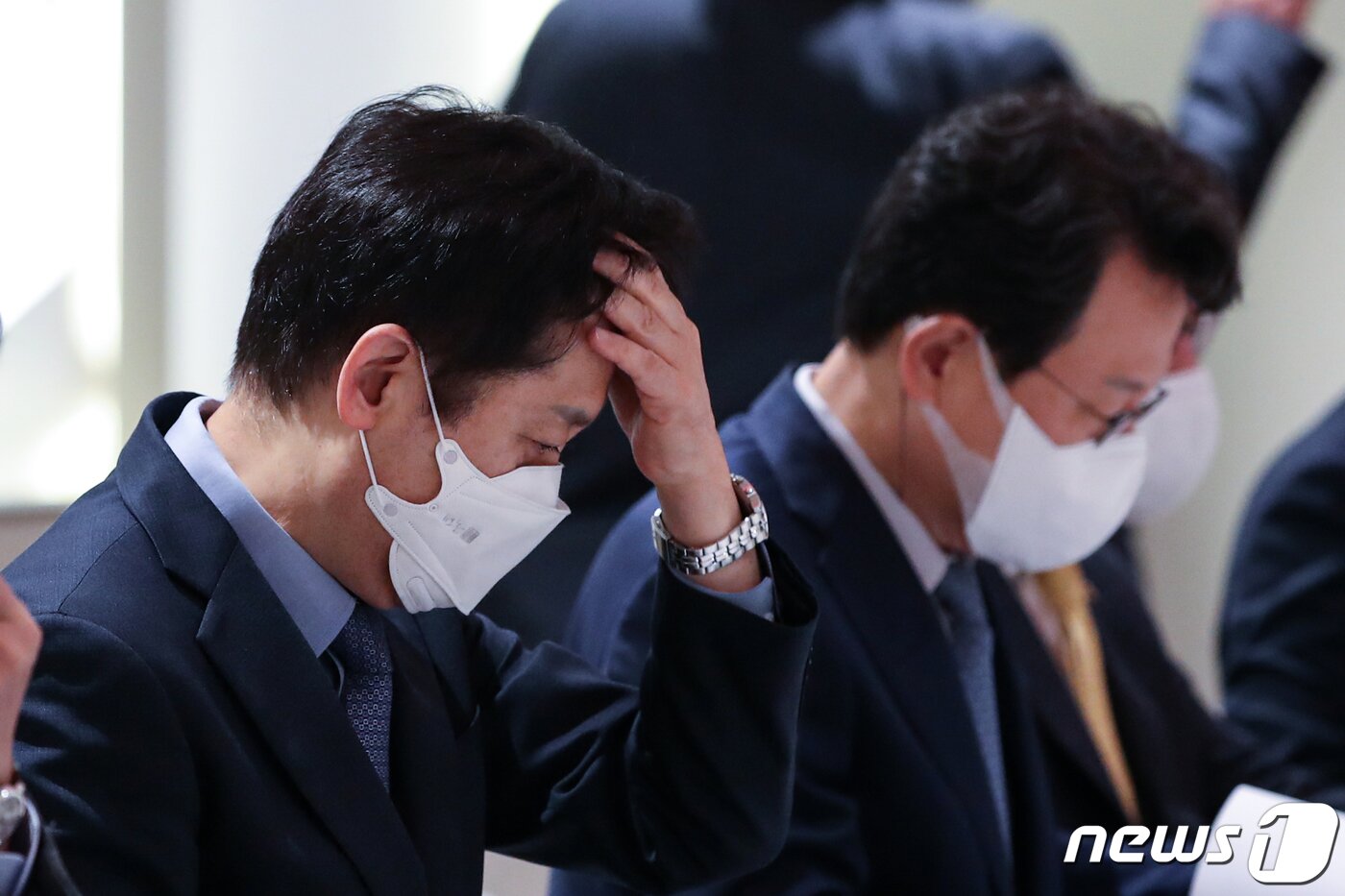 본문 이미지 - 김주현 금융위원장이 9일 오전 서울 중구 은행연합회관에서 열린 '금융위원장·은행장 간담회'에 참석해 머리를 만지고 있다. 2022.11.9/뉴스1 ⓒ News1 이승배 기자